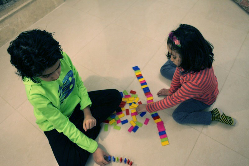                                                                 بازی درمانی

                            